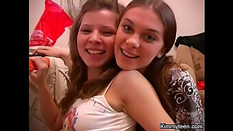 Lesbianas Se Desnudan Y Se Juegan Entre Ellas