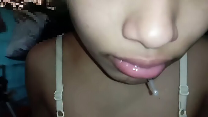 Une Fille Asiatique De 18 Ans Se Masturbe Avec Sa Bouche Et Ses Mamelons