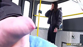 Studentessa Amatoriale Mi Sorprende In Azione Su Un Tram Pubblico