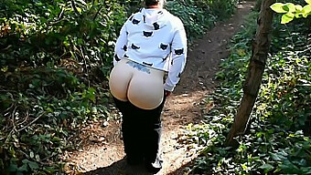 L'Exhibitionnisme Avec Un Gros Cul De Femme Exposée Dans Un Parc Public