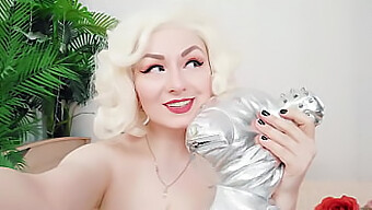 Roztomilá Blond Milf S Veľkými Prirodzenými Prsiami