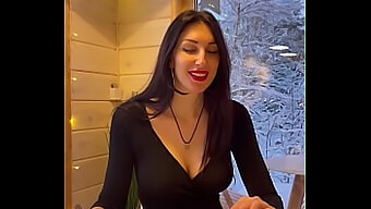 La Reina Del Blowjob Lo Toma Por Detrás En El Video De Navidad