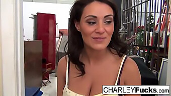 Busty Charley Masturberer Foran Kameraet